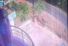 दो छात्राओं की मौत : बस हादसे का CCTV फुटेज आया सामने, कैमरे में कैद हुई टक्कर!.... देखें पूरा वीडियो 2 20261012093056 I8iotwQj