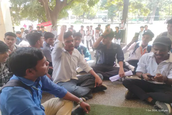 हमीदिया कॉलेज में छात्रों का प्रदर्शन, संबंधित कर्मचारियों के निलंबन और छात्रवृत्ति-आवास योजना की समस्याओं के निराकरण की मांग 1 20261012094202 gMSjjXMP