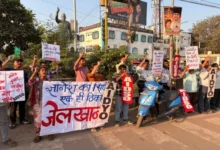 छात्रों की गिरफ्तारी के विरोध में भोपाल में प्रदर्शन एआईडीवायओ ने उठाई मुख्य चुनाव आयुक्त को हटाने व एसआईआर पर रोक लगाने की मांग 3 20261012135008 qhBqu28g
