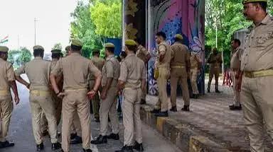 नोएडा के 12 स्कूलों को बम से उड़ाने की धमकी से मचा हड़कंप, सुरक्षा एजेंसियां हाई अलर्ट पर 1 20261012150344 Qh0ZsTaC