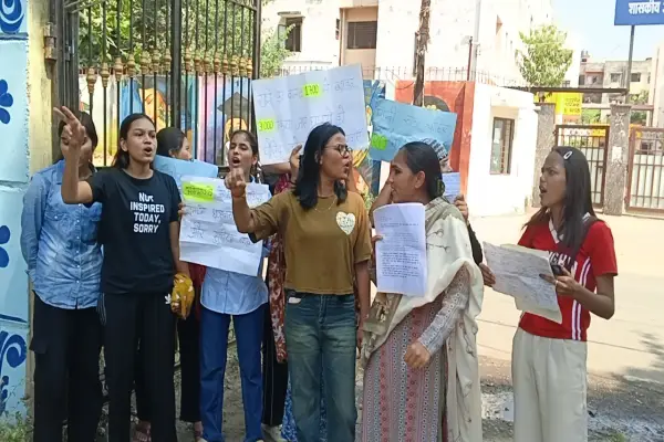 छात्रावास में छात्राओं का प्रदर्शन जारी, खाने में कीड़े मिलने और दूषित पानी की शिकायतों पर आक्रोश 1 20261012160504 6bJfzDzS