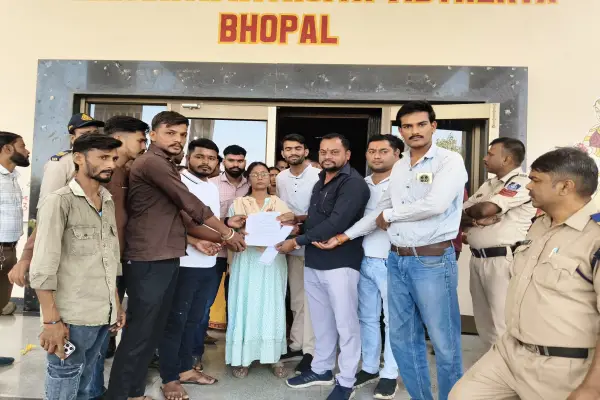 श्रमोदय विद्यालय में खाने में छिपकली मिलने से 13 बच्चे बीमार, युवा कांग्रेस ने सौंपा ज्ञापन , दो दिन में मेस का टेंडर निरस्त करने की मांग, कार्रवाई नहीं होने पर उग्र आंदोलन की चेतावनी 1 20261012192531 eZASOmtD