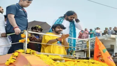आस्था का महाकुंभ: पटेरा में धीरेंद्र कृष्ण शास्त्री की ऐतिहासिक अगवानी, जेसीबी से बरसे फूल 15 20261013181639 NHgtYeSM