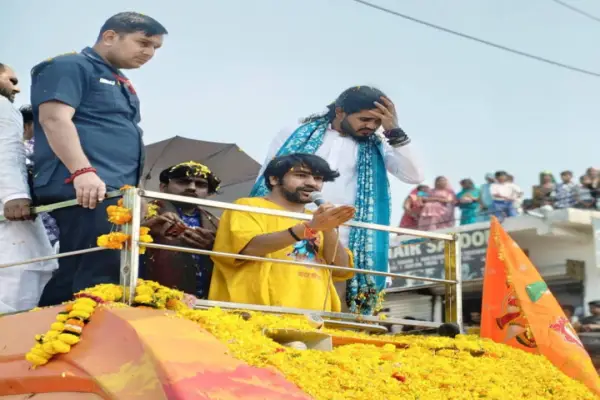 आस्था का महाकुंभ: पटेरा में धीरेंद्र कृष्ण शास्त्री की ऐतिहासिक अगवानी, जेसीबी से बरसे फूल 1 20261013181639 NHgtYeSM