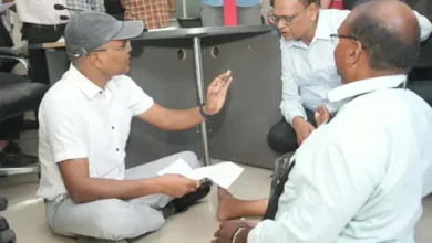 दिव्यांग की फरियाद सुनने जमीन पर बैठे निगमायुक्त संवेदनशीलता के साथ सुनी समस्या 12 20261013190826 5ekdwCZP