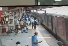 भोपाल स्टेशन पर बड़ा हादसा टला: बेटी के शौचालय जाने के दौरान ट्रेन छूटी, चलती ट्रेन से उतरीं मां-बेटी; आरपीएफ जवान ने बचाई जान 8 20261014132744 79hzTz7Z