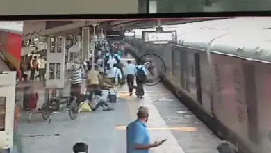 भोपाल स्टेशन पर बड़ा हादसा टला: बेटी के शौचालय जाने के दौरान ट्रेन छूटी, चलती ट्रेन से उतरीं मां-बेटी; आरपीएफ जवान ने बचाई जान 4 20261014132744 79hzTz7Z