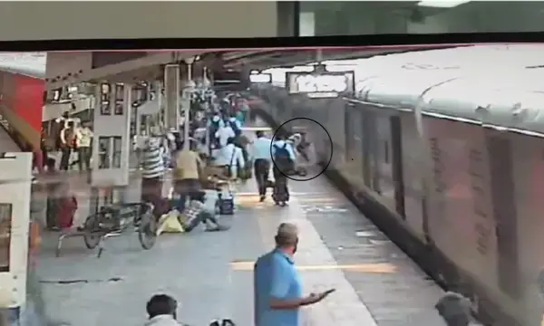 भोपाल स्टेशन पर बड़ा हादसा टला: बेटी के शौचालय जाने के दौरान ट्रेन छूटी, चलती ट्रेन से उतरीं मां-बेटी; आरपीएफ जवान ने बचाई जान 1 20261014132744 79hzTz7Z