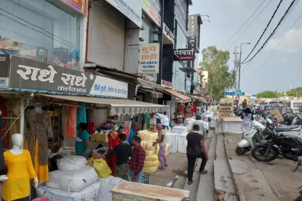 राजधानी के बाजारों में हादसे का खतरा 1 20261014135720 2VV0A55g