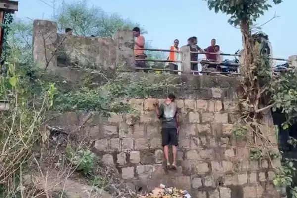 पुल की रेलिंग से लटका मिला युवक का शव, मौत की वजह तलाश रही पुलिस 1 20261014181044 t6rlfi5N