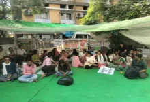 शिक्षक भर्ती में पद वृद्धि की मांग पर आंदोलन तेज, आंदोलन के 56वें दिन भोपाल में जुटें अभ्यर्थी, मुख्यमंत्री निवास का करेंगे घेराव 2 20261015141229 ysD3p5j4