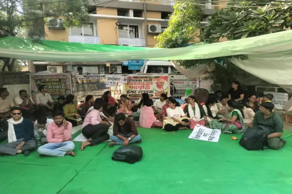 रोशनपुरा चौराहे पर वर्ग-2 और वर्ग-3 के अभ्यर्थियों का प्रदर्शन, सीएम हाउस का घेराव करने पहुंचे 1 20261015141229 ysD3p5j4