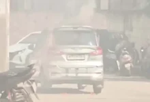 जबलपुर न्यायालय परिसर में कार में लगी 2 20261015160752 yEtJKkpe