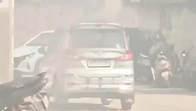 जबलपुर न्यायालय परिसर में कार में लगी 12 20261015160752 yEtJKkpe