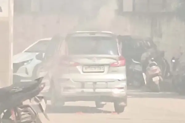 जबलपुर न्यायालय परिसर में कार में लगी 1 20261015160752 yEtJKkpe