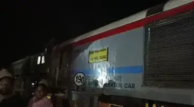 सुरक्षा और सिस्टम पर उठे गंभीर सवाल; बाल-बाल बचे कार चालक, डीआरएम ने दिए जांच के आदेश 15 20261016150813 QbkqGFbe