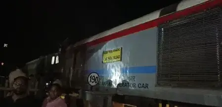 सुरक्षा और सिस्टम पर उठे गंभीर सवाल; बाल-बाल बचे कार चालक, डीआरएम ने दिए जांच के आदेश 1 20261016150813 QbkqGFbe