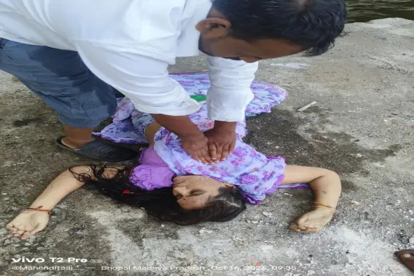 बड़े तालाब में कूदी महिला को गोताखोर ने बचाया, हमीदिया अस्पताल में भर्ती 1 20261016154954 Q6A5rHH3