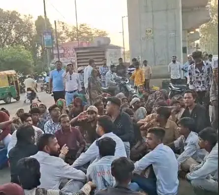 भोपाल के बैरागढ़ में 12 साल की बच्ची की निर्मम हत्या: थाने के बाहर आक्रोशित लोगों का चक्काजाम, पुलिस पर संदेही को छोड़ने का गंभीर आरोप 1 20261016174053 za25j9rT