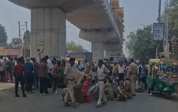 दूसरे दिन भी थाने के बाहर प्रदर्शन, भारी पुलिस बल तैनात 1 20261017131144 9WC1RkY3