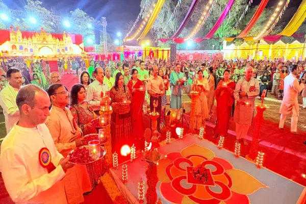 पुलिस लाइन नेहरू नगर में सजा दीयों और पारंपरिक कला का संसार, पुलिस परिवार की 1100 से अधिक महिलाओं ने की गरबा महा-आरती 1 20261017155544 z0TSs9Bi