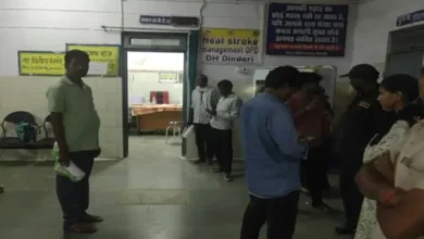 कुर्सी खाली, मरीज बेहाल: जिला अस्पताल में तय समय के आधे घंटे बाद तक नहीं पहुंचे डॉक्टर 24 20261017182256 niS69Wzh