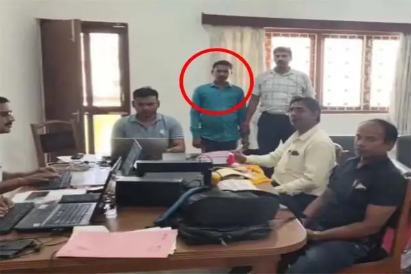 निगम का सुपरवाइजर रिश्वत लेते गिरफ्तार,2 हजार के लालच में डोला ईमान 1 20261018154536 LPu1tklG