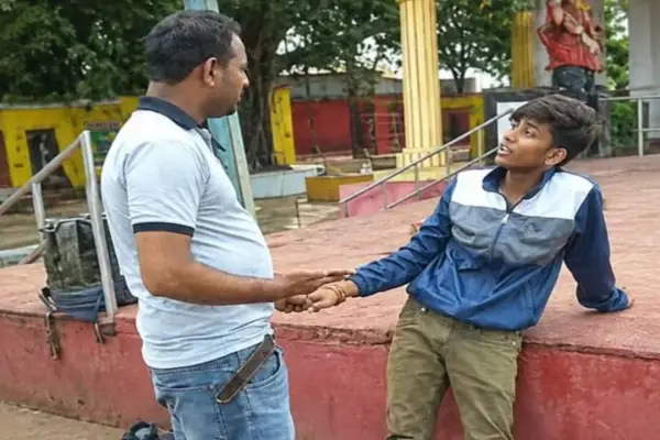 बड़े तालाब में उतरे युवक की गोताखोर ने बचाई जान, सुरक्षित किया रेस्क्यू शीतलदास की बगिया में नगर निगम के गोताखोर शेख आसिफ ने युवक को बाहर निकाला, रेस्क्यू के बाद पुलिस को सौंपा 1 20261019120307 7QMZOujG