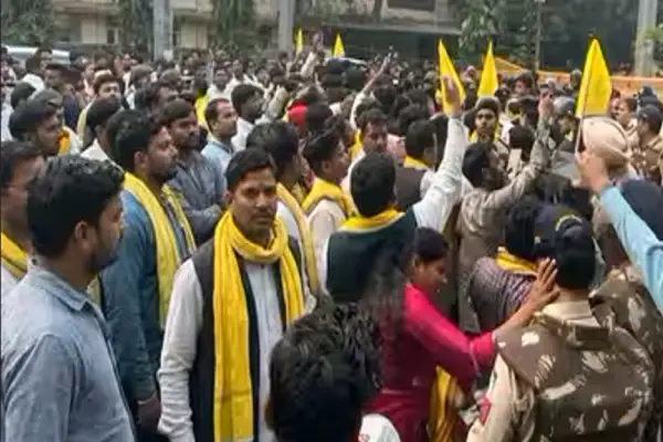 जयस प्रदर्शन: हवलदार को थप्पड़ मारने वाली महिला के खिलाफ FIR दर्ज, सीएम हाउस घेराव के दौरान हुआ था हंगामा 1 20261019135050 DlCftY3W
