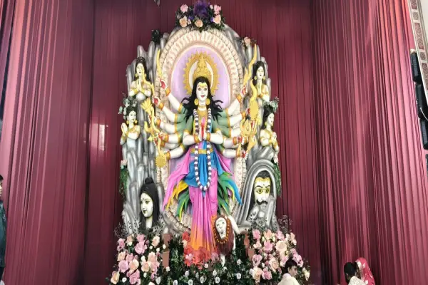 राजधानी में उमड़ा आस्था का सैलाब, 1500 से अधिक पंडालों में गूंजे माता के जयकारे, सोमनाथ से लेकर 3 धाम के दर्शनों के लिए लगी लंबी कतारें 1 20261019140333 ieSRn70j