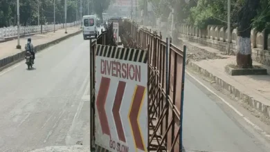 मेट्रो का काम बंद, फिर भी सड़क पर बैरिकेडिंग 4 20261019152641 FJQ7jNKa