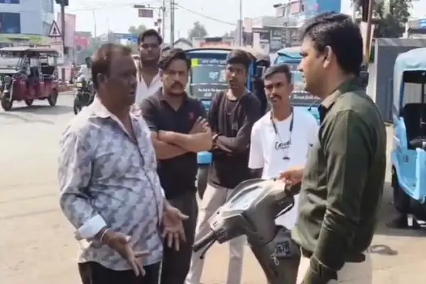 तीन पत्ती चौक पर रुककर कलेक्टर ने ऑटो चालकों से किया संवाद. 1