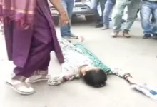 घायलों का हाल जानने पहुंचे CM मोहन यादव, काफिले के सामने सड़क पर लेटी महिला, ग्वालियर में मुख्यमंत्री के दौरे के दौरान अचानक मचा हड़कंप, सुरक्षाकर्मियों ने महिला को समझाकर शांत कराया 2 20261019201000 uNdMwMoU