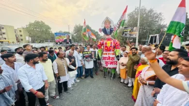 दशहरे पर कांग्रेस ने जलाया मुख्य चुनाव आयुक्त ज्ञानेश कुमार का रावण रूपी पुतला वोट चोरी और मताधिकार के कथित हनन के विरोध में प्रदर्शन, लोकतंत्र की रक्षा का लिया संकल्प 22 20261020182629 eWLckAXU