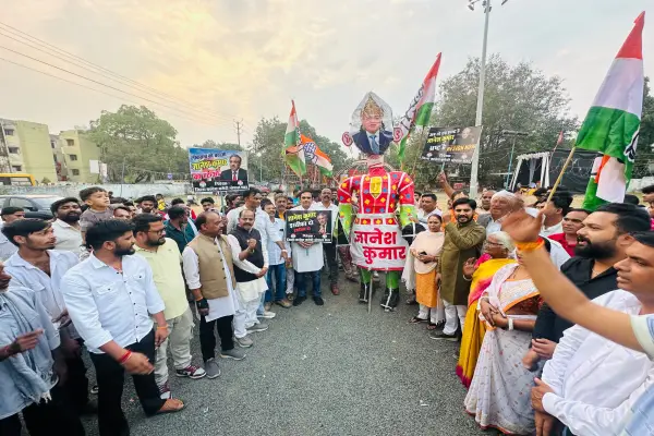 दशहरे पर कांग्रेस ने जलाया मुख्य चुनाव आयुक्त ज्ञानेश कुमार का रावण रूपी पुतला वोट चोरी और मताधिकार के कथित हनन के विरोध में प्रदर्शन, लोकतंत्र की रक्षा का लिया संकल्प 1 20261020182629 eWLckAXU