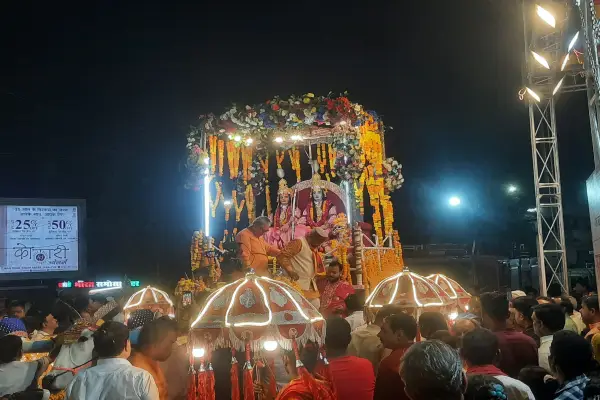 जबलपुर: ऐतिहासिक दशहरा चल समारोह की भव्य शुरुआत, मालवीय चौक पर 'यश भारत' मंच से आगंतुकों स्वागत 1 20261020211805 tvg3kzYN