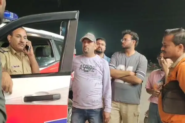 पेट्रोल कम देने की शिकायत पर बेटी के सामने पिता को पीटा, पुलिस बनी रही मूक दर्शक 1 20261021142304 VGFNwDwv