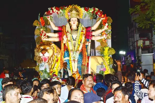 जनसैलाब के बीच आस्था के साथ निकला ऐतिहासिक मुख्य दशहरा चल समारोह 1 20261021161050 0rFJNPfc