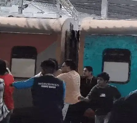रानी कमलापति स्टेशन पर दुरंतो एक्सप्रेस में पैंट्री वेंडर्स की गुंडागर्दी, दूध लेने उतरे बेंगलुरु के यात्री को पीटा; तीन संदिग्ध हिरासत में 1 20261021161614 5GPfsHFr