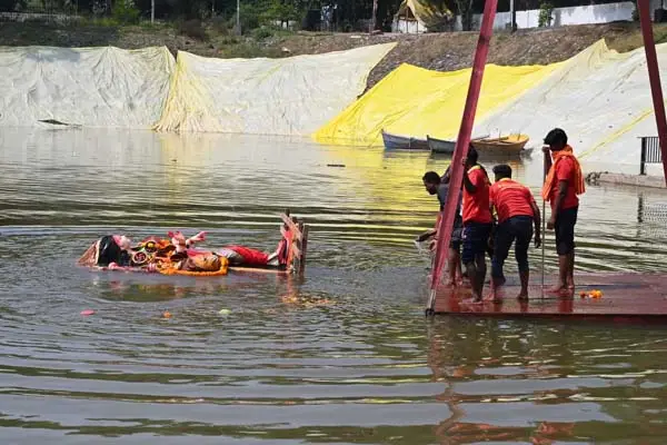 जयकारों के बीच मां जगतजननी की विदाई सिलसिला ज़ारी,नगर निगम ने किए व्यापक इंतजाम 1 20261021163450 l3qnMtw3