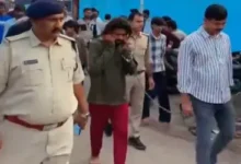 हबीबगंज थाने में हंगामा करने वाला बदमाश गिरफ्तार, पुलिस ने निकाला जुलूस, देखें वीडियो 2 20261021173443 v71mQk9O