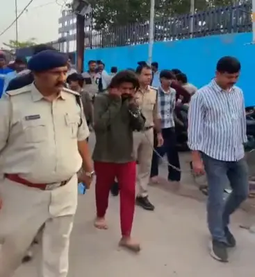 हबीबगंज थाने में हंगामा करने वाला बदमाश गिरफ्तार, पुलिस ने निकाला जुलूस, देखें वीडियो 1 20261021173443 v71mQk9O