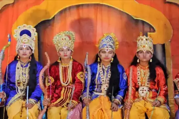 संस्कार, साहस और श्रीराम: मंच पर महिलाओं का रामलीला में'राजतिलक', 6 दशक बाद टूटी परंपरा.... पढ़ें पूरी खबर 1 20261021192038 bV8fECEt