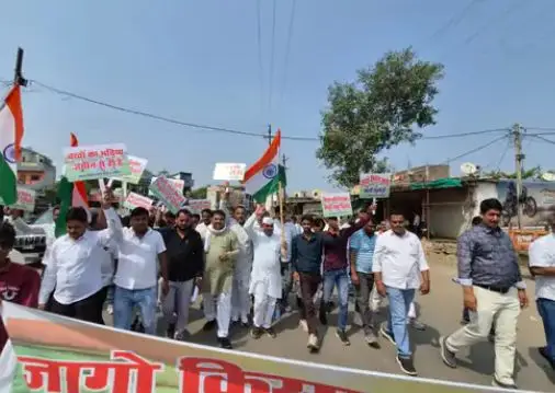 भोपाल मास्टर प्लान के खिलाफ किसानों की पदयात्रा, नीलबड़ पर पुलिस ने की बैरिकेडिंग 1