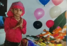 पिता की फेंकी चाबी हाईटेंशन लाइन में अटकी,उसे वाइपर से निकालते समय करंट लगने से 13 साल के छात्र की मौत 2 20261022144231 O3L8mJds