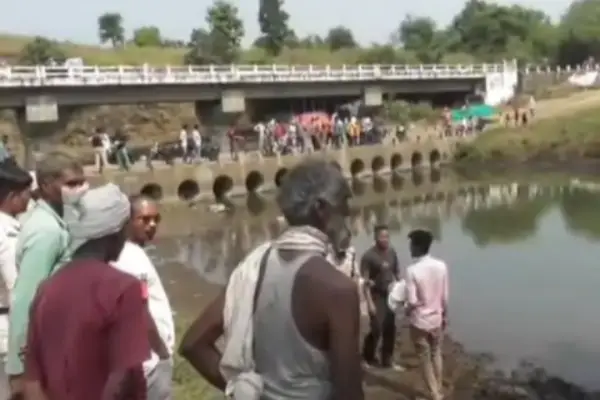 नहाने के दौरान नाला में डूबने से दादा-पोती की मौत : ग्रामीणों ने शवो को बाहर निकाला, हड़कंप 1 20261022212112 9emi6U49