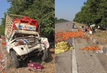 खड़े हाइवा में घुसा टमाटर से भरा पिकअप, सड़क पर बिखरे टमाटर तो मची लूट 3 20261023125531 EMs5s1Mu