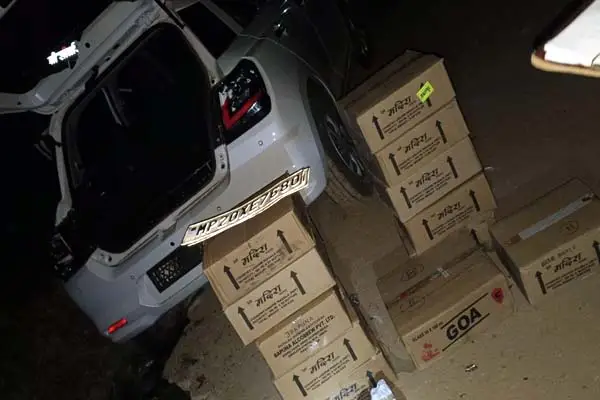 कटंगी से पाटन आ रही थी शराब की खेप, नाली में फंसी कार से खुला राज, 599 पाव शराब जब्त 1 20261023162817 GmniFlFF