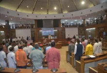 छुट्टी के दिन सदन बुलाने पर हंगामा, 20 साल के लिए सर्विस ब्लॉक देने समेत 4 बड़े प्रस्तावों पर चर्चा 3 20261024134640 a9qOX4N8