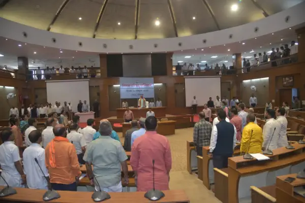 छुट्टी के दिन सदन बुलाने पर हंगामा, 20 साल के लिए सर्विस ब्लॉक देने समेत 4 बड़े प्रस्तावों पर चर्चा 1 20261024134640 a9qOX4N8